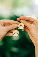 Load image into Gallery viewer, Snowdrop Tulip Earrings